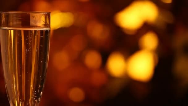 Champagne Två Glasögon Guld Bokeh Film — Stockvideo