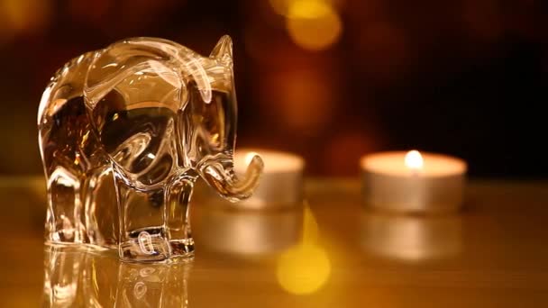 Figura Elefante Cristal Cera Oro Bokeh Reflexión Metraje — Vídeos de Stock