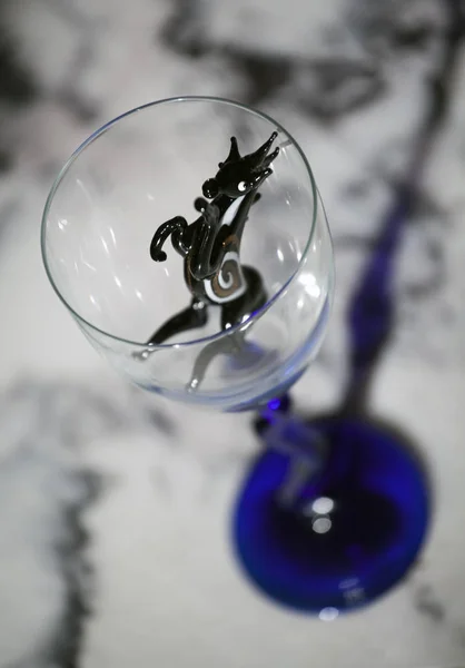黒い馬空ガラス大理石テーブル — ストック写真