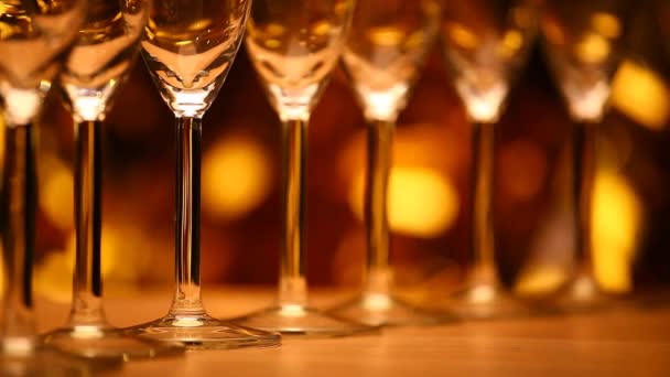 Leeres Champagnerglas Gold Bokeh Studio Aufnahmen — Stockvideo