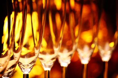 Boş şampanya kadehi altın bokeh stüdyo