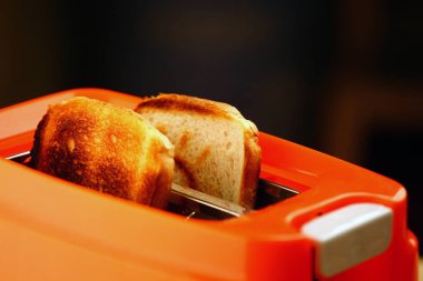 Turuncu tost tost yandı 