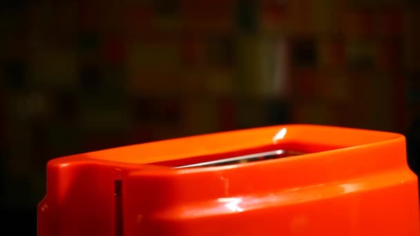 Orange Toaster Toast Küche Aufnahmen — Stockvideo