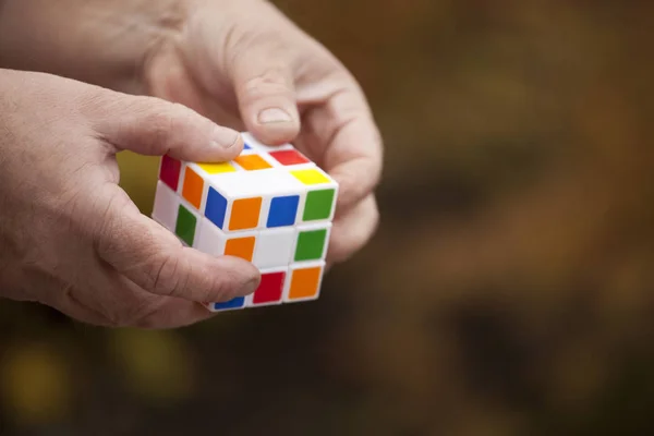 Erwachsener Mann Puzzle Würfel — Stockfoto