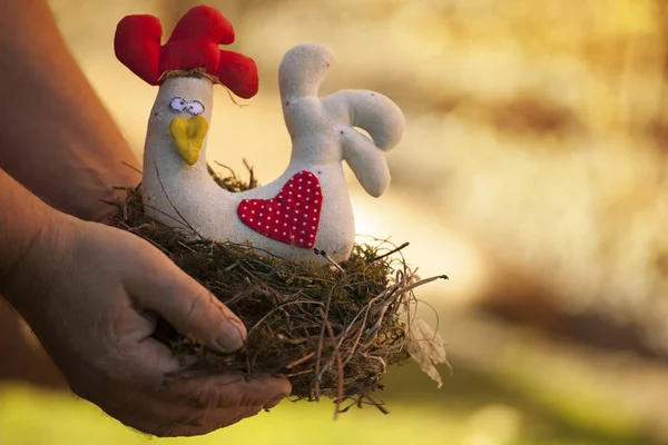 Ręce Człowieka Zagnieździć Zabawka Kurczaka — Zdjęcie stockowe