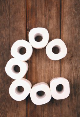 Tuvalet kağıdı alfabe ahşap masa