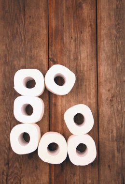 Tuvalet kağıdı alfabe ahşap masa