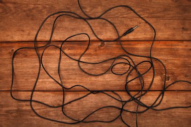 Uzun kablo ahşap masa 