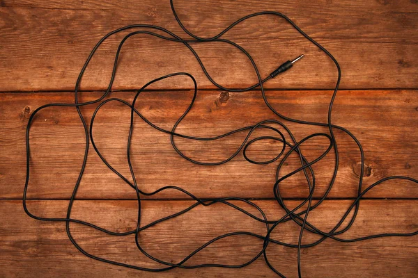 Uzun kablo ahşap masa 