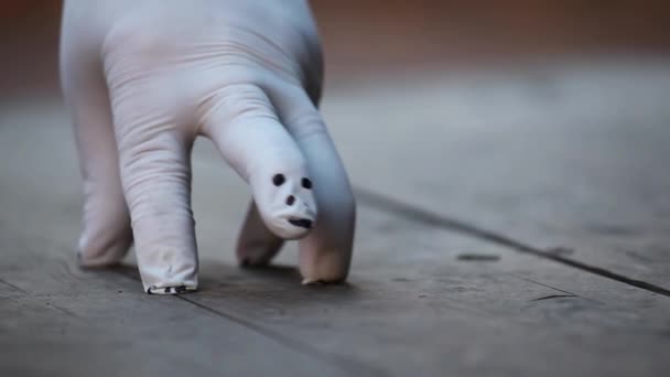 Guantes Blancos Hombre Manos Mesa Material Archivo — Vídeo de stock