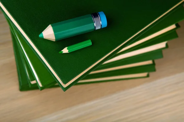 Livres Table Crayon Vert — Photo