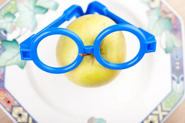 Πλάκα Μήλου Μπλε Γυαλιά — Φωτογραφία Αρχείου