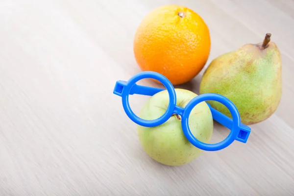 Apfel Orange Birne Blaue Gläser Holztisch — Stockfoto