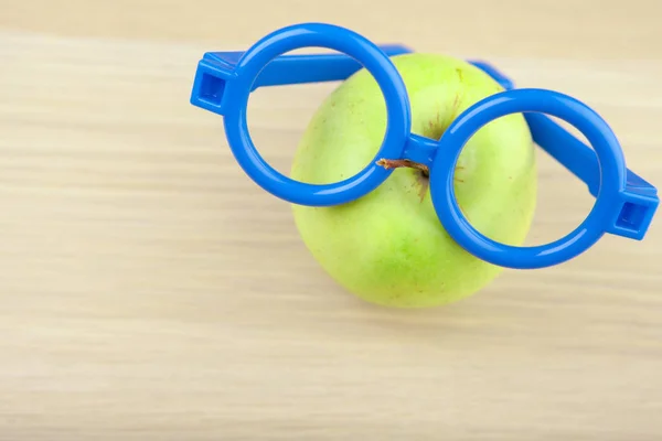 Apple Azul Óculos Mesa Madeira — Fotografia de Stock