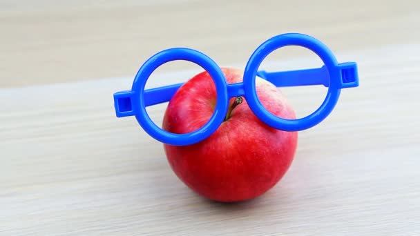 苹果蓝眼镜木桌高清素材 — 图库视频影像