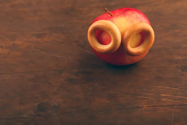 苹果面包眼睛木锋利的表 — 图库照片