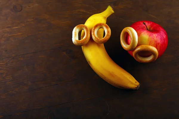 Μήλο Μπανάνα Ψωμί Μάτια Ξύλινη Απότομη Πίνακα — Φωτογραφία Αρχείου