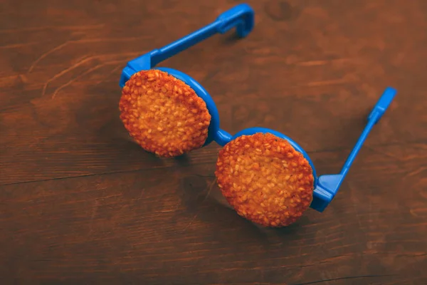 Cookies Μπλε Γυαλιά Απότομη Ξύλινο Τραπέζι — Φωτογραφία Αρχείου