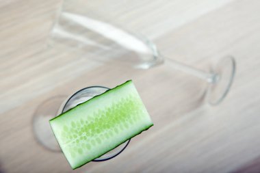 Salatalık şampanya cam masa 