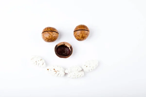 Macadamia Noten Suiker Glazuur Amandelen Witte Achtergrond — Stockfoto