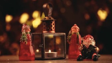 Yeni yıl oyuncak Santa Claus Snowman rakam mum lamba altın bokeh ahşap masa hd ayak 