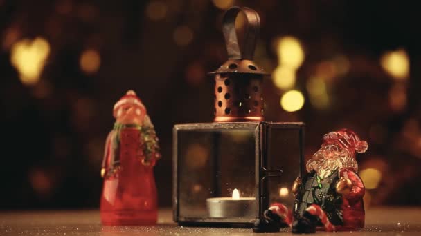 Neujahr Spielzeug Santa Claus Schneemann Figur Wachslampe Gold Bokeh Holztisch — Stockvideo