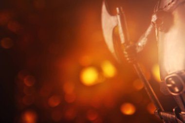 Metal korsan şekil altın bokeh 