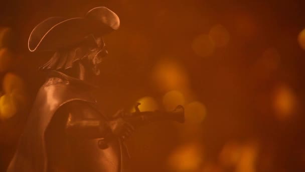 Metal Pirata Figura Oro Bokeh Niebla Metraje — Vídeo de stock