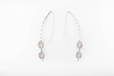 gümüş küpe elmas taklidi beyaz arka plan 