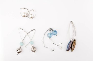 gümüş küpe taş set beyaz arka plan  