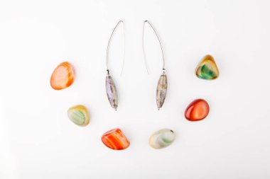 gümüş küpe Labrador taşlar beyaz arka plan 