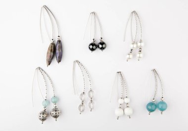 gümüş küpe taş set beyaz arka plan  