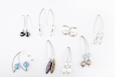 gümüş küpe taş set beyaz arka plan  