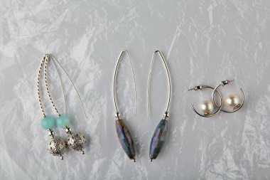 gümüş küpe taş set paketi arka plan 