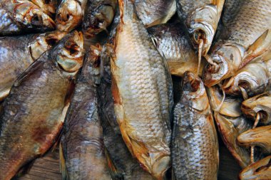 Kurutulmuş balık Vobla ahşap masa 