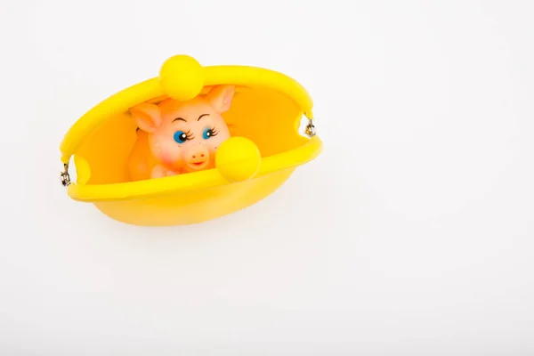 Brinquedo Porco Bolsa Amarela Fundo Branco — Fotografia de Stock