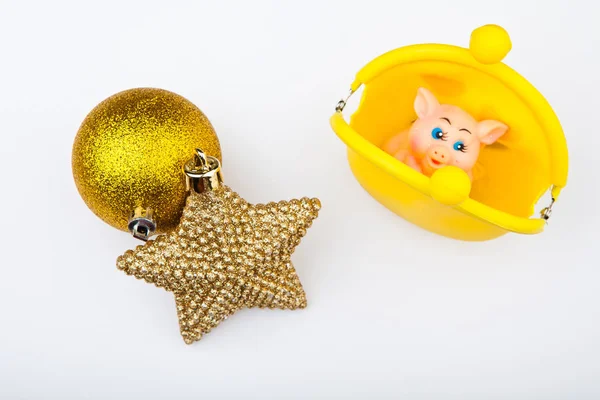 Brinquedo Porco Ouro Estrela Bola Amarelo Bolsa Branco Fundo — Fotografia de Stock