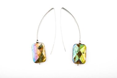 gümüş küpe Labrador taş beyaz arka plan 