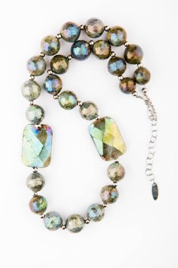 boncuk Labrador taş beyaz arka plan gümüş 