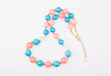 Altın boncuk pembe akik taş beyaz arka plan mavi 