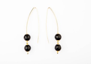 altın küpe Oniks taş beyaz arka plan 