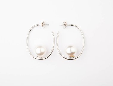 gümüş küpe inci beyaz arka plan 