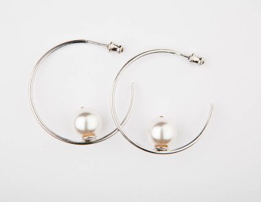 gümüş küpe inci beyaz arka plan 