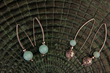 gümüş küpe Mavi Akik eski taş arka plan