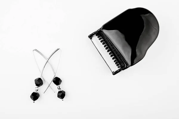 シルバー イヤリング黒瑪瑙おもちゃのピアノ — ストック写真