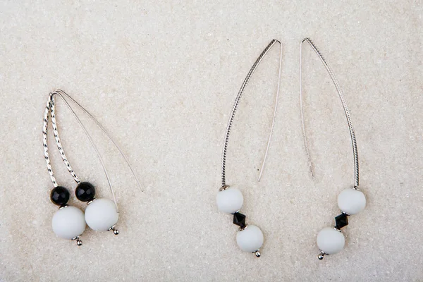 Silver Earrings White Ceramic Black Agate Sugar Background — Stock Photo, Image