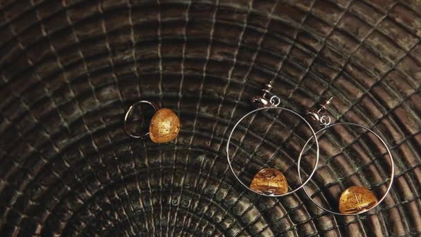 Zilveren Oorbellen Ring Muranoglas Instellen Oud Stenen Achtergrond Materiaal — Stockvideo