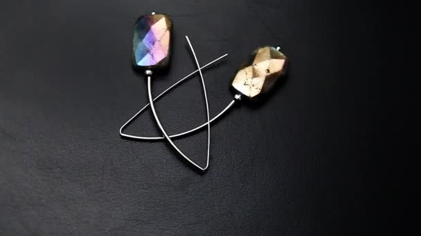 Pendientes Plata Labradorita Piedra Metraje Cuero Oscuro Fondo Nadie — Vídeos de Stock