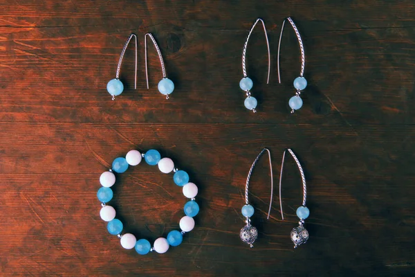 Pendientes Plata Ágata Azul Piedra Pulsera Cerámica Fondo Madera — Foto de Stock