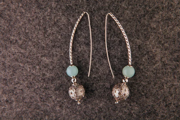 gümüş küpe akik taş yün arka plan kimse mavi 